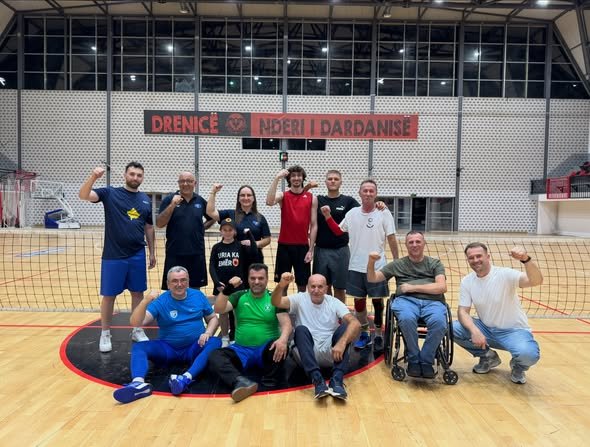 Kombëtarja e Kosovës e meshkujve në paravolejboll zhvilloi fazën përfundimtare të stërvitjeve në palestrën sportive “Ilaz Kodra”, Skenderaj.